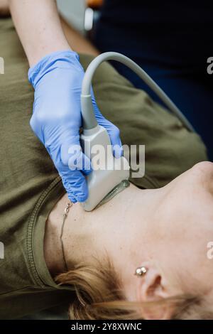 Operatore sanitario che esegue l'esame ecografico del collo. Medicina, salute e diagnostica Foto Stock