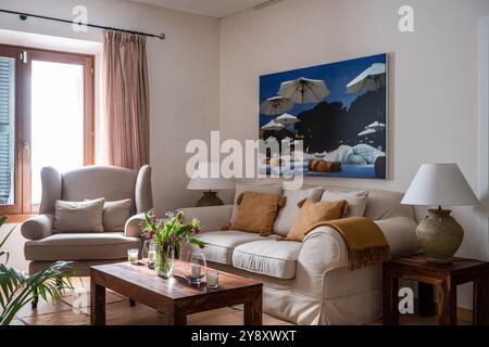 Divano e sedia color crema con arte moderna nella villa spagnola di Maiorca. Foto Stock