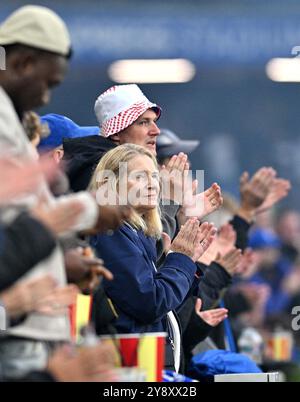 Tifosi durante la partita di Premier League tra Brighton e Hove Albion e Tottenham Hotspur all'American Express Stadium di Brighton, Regno Unito - 6 ottobre 2024 - foto Simon Dack / Telephoto Images. Solo per uso editoriale. Niente merchandising. Per le immagini di calcio si applicano restrizioni fa e Premier League inc. Non è consentito l'utilizzo di Internet/dispositivi mobili senza licenza FAPL. Per ulteriori dettagli, contattare Football Dataco Foto Stock