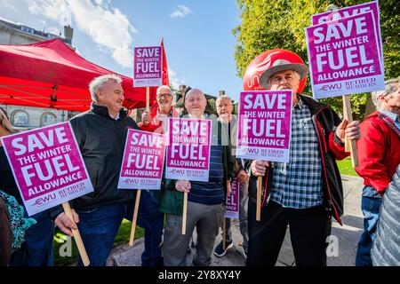 Londra, Regno Unito. 7 ottobre 2024. Tagli al pagamento del carburante invernale - Unite la manifestazione sindacale fuori dal Parlamento. Essi, altri sindacati e gruppi di pensionati (inclusi la Convenzione nazionale dei pensionati e il Forum scozzese dei pensionati), protestano per la decisione del governo di testare i mezzi per il pagamento annuale del carburante invernale ai pensionati. La manifestazione arriva dopo che il Segretario generale dell'Unite si è spostato e ha vinto una mozione alla Conferenza del Partito Laburista per mantenere il pagamento del carburante invernale. Crediti: Guy Bell/Alamy Live News Foto Stock