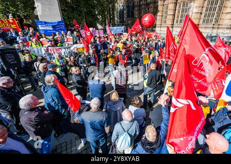 Londra, Regno Unito. 7 ottobre 2024. Tagli al pagamento del carburante invernale - Unite la manifestazione sindacale fuori dal Parlamento. Essi, altri sindacati e gruppi di pensionati (inclusi la Convenzione nazionale dei pensionati e il Forum scozzese dei pensionati), protestano per la decisione del governo di testare i mezzi per il pagamento annuale del carburante invernale ai pensionati. La manifestazione arriva dopo che il Segretario generale dell'Unite si è spostato e ha vinto una mozione alla Conferenza del Partito Laburista per mantenere il pagamento del carburante invernale. Crediti: Guy Bell/Alamy Live News Foto Stock