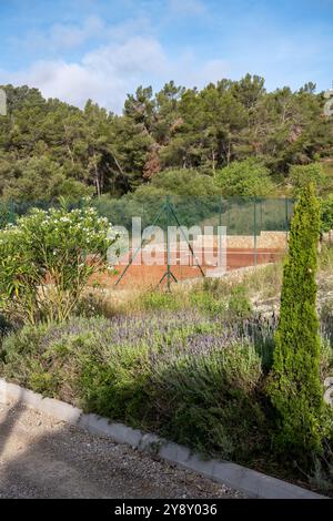 Campo da tennis nei terreni della villa spagnola di Maiorca. Foto Stock