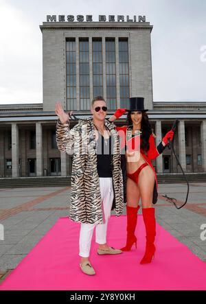 Calvin Kleinen & Micaela Schäfer beim Vorabfototermin zur Venus 2024 *** Calvin Kleinen Micaela Schäfer durante la sessione fotografica anticipata per Venere 2024 Foto Stock