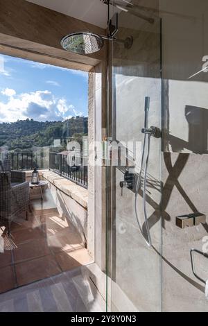 Doccia con vetri e vista delle montagne dalla villa spagnola di Maiorca. Foto Stock