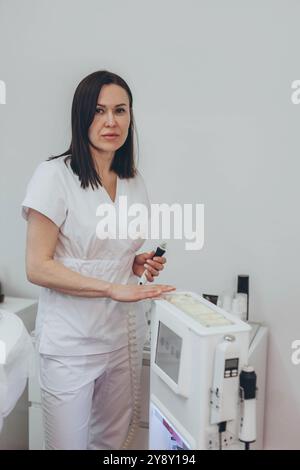 HydraFacial, un trattamento ringiovanente eseguito da un cosmetologo che purifica, estrae e idrata la pelle. Foto di alta qualità Foto Stock