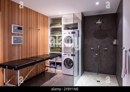 Camera di servizio con doccia nella villa spagnola di Maiorca. Foto Stock