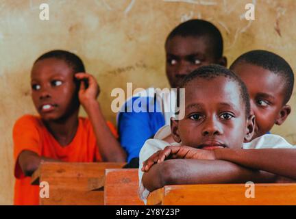 Foto di Tandale Primary School studente di una scuola pubblica situata nel centro della città di Dar es Salaam Tanzania in posa per una foto Foto Stock