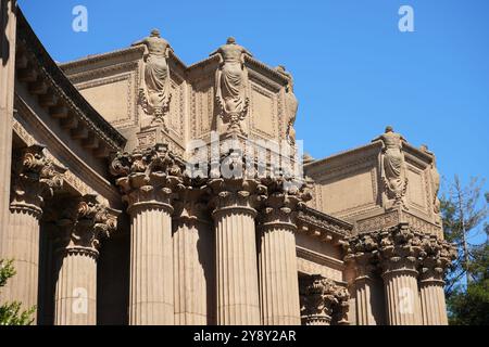 Le donne piangenti al Palazzo delle Belle Arti costruito originariamente nel 1915 e ricostruito tra il 1964 e il 1967. Foto Stock