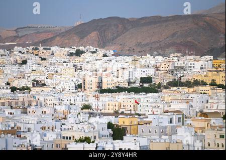 MASCATE - 13 SETTEMBRE: Vista panoramica di Mascate con molti piccoli edifici bianchi come architettura tradizionale e montagne il 13 settembre. 2024 in Oman Foto Stock