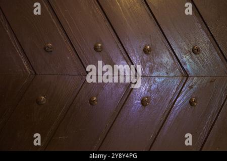 Questa immagine mostra una vista ravvicinata dettagliata di una superficie metallica con vari rivetti incorporati per garantire l'integrità strutturale Foto Stock