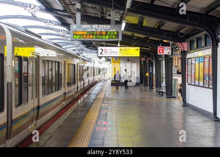 TOKYO - GENNAIO 09: Binario della stazione ferroviaria con treno e alcuni passeggeri a Tokyo il 9 gennaio. 2017 in Giappone Foto Stock