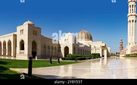 Ampia vista panoramica della grande Moschea del Sultano Qaboos a Mascate, Oman Foto Stock