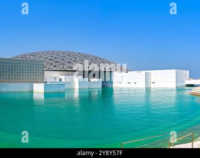 ABU DHABI - 14 settembre: Esterno del Louvre Abu Dhabi, acqua e cielo blu il 14,2024 settembre negli Emirati Arabi Uniti Foto Stock