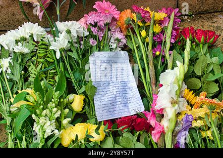 Glasgow, Scozia, Regno Unito. 7 ottobre 2024. Un tributo floreale per la palestina lasciato alle scale della sala da concerto reale e fu associato a un concerto. Credit Gerard Ferry/Alamy Live News Foto Stock