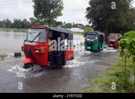 Colombo, Sri Lanka. 7 ottobre 2024. I tricicli attraversano una strada allagata dopo forti piogge nel sobborgo di Colombo, Sri Lanka, 7 ottobre 2024. Crediti: Ajith Perera/Xinhua/Alamy Live News Foto Stock