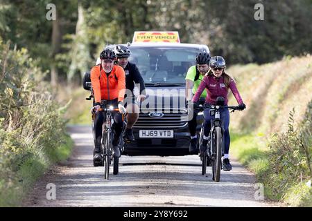 Ashreigney, Regno Unito. 7 ottobre Amanda Holden ha fotografato il primo giorno della sua corsa in bici da 250 Mile "Big Ride to Work" da Bude a Londra, per raccogliere fondi per la campagna Make Some Noise di Global. La star del programma televisivo Britain’s Got Talent and Heart Breakfast mira a completare il giro in bicicletta in cinque giorni, finendo al Heart HQ, a Leicester Square, Londra. Credito: Mark Passmore/Alamy Live News Foto Stock