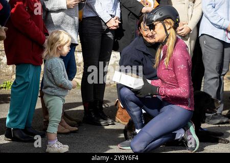 Ashreigney, Regno Unito. 7 ottobre Amanda Holden fa amicizia con Winnie Elworthy (2) il primo giorno della sua corsa in bici da 250 Mile "Big Ride to Work" da Bude a Londra, per raccogliere fondi per la campagna Make Some Noise di Global. La star del programma televisivo Britain’s Got Talent and Heart Breakfast mira a completare il giro in bicicletta in cinque giorni, finendo al Heart HQ, a Leicester Square, Londra. Credito: Mark Passmore/Alamy Live News Foto Stock