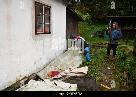 Petrovice, Repubblica Ceca. 3 ottobre 2024. L'esperto strutturale Barbora Bartecka valuta e controlla le condizioni di una casa danneggiata dalle inondazioni sul fiume Osoblaha (chiamato Petrovicky potok) a Petrovice, Repubblica Ceca, 3 ottobre 2024. Crediti: Jaroslav Ozana/CTK Photo/Alamy Live News Foto Stock