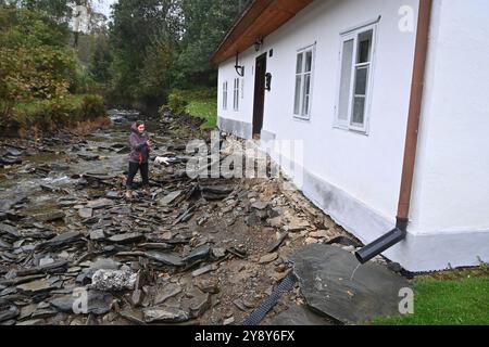 Petrovice, Repubblica Ceca. 3 ottobre 2024. L'esperto strutturale Barbora Bartecka valuta e controlla le condizioni di una casa danneggiata dalle inondazioni sul fiume Osoblaha (chiamato Petrovicky potok) a Petrovice, Repubblica Ceca, 3 ottobre 2024. Crediti: Jaroslav Ozana/CTK Photo/Alamy Live News Foto Stock