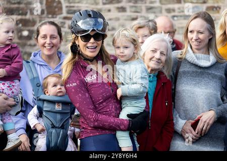 Ashreigney, Regno Unito. 7 ottobre Amanda Holden fa amicizia con Winnie Elworthy (2) il primo giorno della sua corsa in bici da 250 Mile "Big Ride to Work" da Bude a Londra, per raccogliere fondi per la campagna Make Some Noise di Global. La star del programma televisivo Britain’s Got Talent and Heart Breakfast mira a completare il giro in bicicletta in cinque giorni, finendo al Heart HQ, a Leicester Square, Londra. Credito: Mark Passmore/Alamy Live News Foto Stock