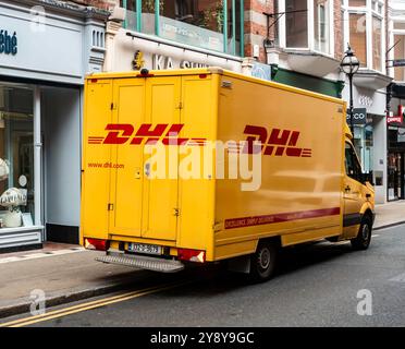 Un furgone DHL per le consegne a Dublino, Irlanda. Foto Stock