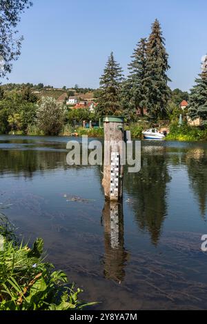 Misuratore del livello del fiume / indicatore del livello dell'acqua nel fiume Unstrut a Friburgo, Sassonia-Anhalt, Germania, Europa Foto Stock