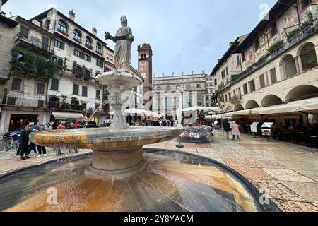 04.10.2024, xsvx, Reise Urlaub, Verona emwir, v.l. Piazza Erbe a Verona mit Brunnen Palazzo Maffei Torre dei Lamberti Turm Fontana di Madonna Verona *** 04 10 2024, xsvx, Travel Vacation, Verona emwir, V l Piazza Erbe a Verona con fontana Palazzo Maffei Torre dei Lamberti Torre Fontana di Madonna Verona Foto Stock