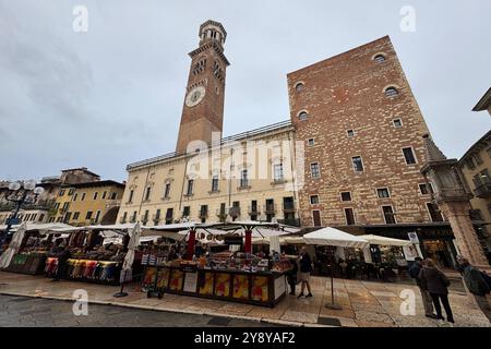 04.10.2024, xsvx, Reise Urlaub, Verona emwir, v.l. Piazza Erbe a Verona mit Brunnen Palazzo Maffei Torre dei Lamberti Turm Fontana di Madonna Verona *** 04 10 2024, xsvx, Travel Vacation, Verona emwir, V l Piazza Erbe a Verona con fontana Palazzo Maffei Torre dei Lamberti Torre Fontana di Madonna Verona Foto Stock