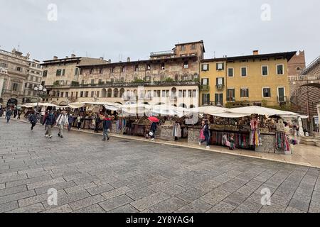 04.10.2024, xsvx, Reise Urlaub, Verona emwir, v.l. Piazza Erbe a Verona mit Brunnen Palazzo Maffei Torre dei Lamberti Turm Fontana di Madonna Verona *** 04 10 2024, xsvx, Travel Vacation, Verona emwir, V l Piazza Erbe a Verona con fontana Palazzo Maffei Torre dei Lamberti Torre Fontana di Madonna Verona Foto Stock