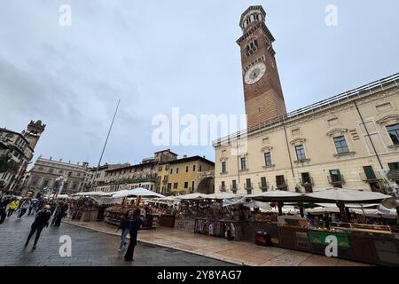 04.10.2024, xsvx, Reise Urlaub, Verona emwir, v.l. Piazza Erbe a Verona mit Brunnen Palazzo Maffei Torre dei Lamberti Turm Fontana di Madonna Verona *** 04 10 2024, xsvx, Travel Vacation, Verona emwir, V l Piazza Erbe a Verona con fontana Palazzo Maffei Torre dei Lamberti Torre Fontana di Madonna Verona Foto Stock