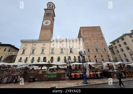 04.10.2024, xsvx, Reise Urlaub, Verona emwir, v.l. Piazza Erbe a Verona mit Brunnen Palazzo Maffei Torre dei Lamberti Turm Fontana di Madonna Verona *** 04 10 2024, xsvx, Travel Vacation, Verona emwir, V l Piazza Erbe a Verona con fontana Palazzo Maffei Torre dei Lamberti Torre Fontana di Madonna Verona Foto Stock