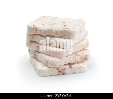 Una pila di pane di riso soffiato isolato su bianco. Foto Stock