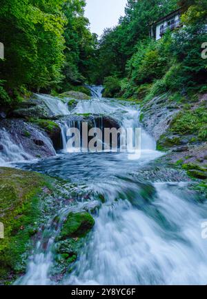 Situate ad un'altitudine di 1.510 metri, le cascate Oshidori-Kakushi si trovano lungo il tratto superiore del fiume Shibu, che si snoda attraverso il panoramico Yokoya Gor Foto Stock