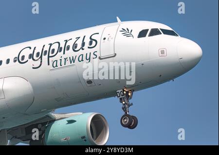 Larnaca, Cipro - 29 giugno 2024: L'aereo passeggeri Airbus A320-214 di Cyprus Airways si sta avvicinando all'aeroporto con carrello di atterraggio esteso Foto Stock