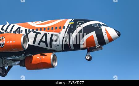Larnaca, Cipro - 29 giugno 2024: SkyUp Airlines Boeing 737-700 (con FC Shakhtar Livery) in avvicinamento alla pista, carrello di atterraggio giù, preparazione per il touc Foto Stock