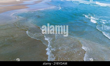 Onde AEREE dell'Oceano Pacifico che colpiscono la spiaggia sabbiosa Foto Stock