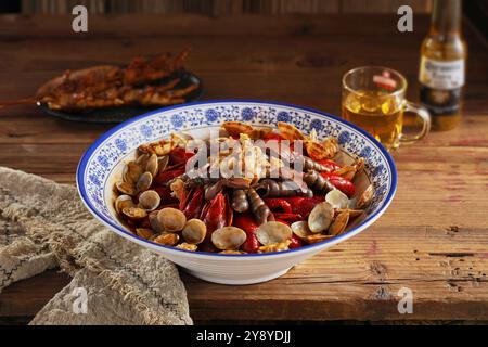 Pesce bollito con olio di peperoncino Foto Stock