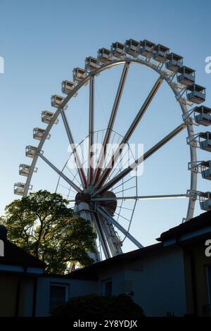 Kuehlungsborn, Germania - 30 maggio 2021: Ruota panoramica in una serata primaverile sulla costa baltica nella Germania settentrionale. Foto Stock