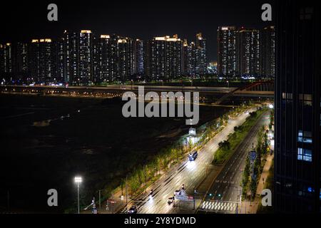 Vista dal grattacielo su una grande strada della città. Sparato in Corea del Sud Foto Stock