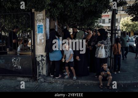 Beirut, Libano. 3 ottobre 2024. Adrien Vautier/le Pictorium - Libano durante l'attacco israeliano a Hezbollah - 03/10/2024 - Libano/Beirut/Beirut - famiglie di sfollati si iscrivono presso un'organizzazione locale per essere collocate in rifugi. Crediti: LE PICTORIUM/Alamy Live News Foto Stock