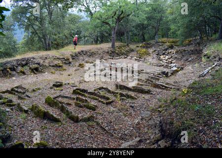 Un escursionista passeggia attraverso la necropoli dell'età del ferro di Los Castros de lastra. Valdegov’a.. Alava. Paesi Baschi. Spagna. Foto Stock