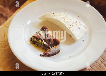 Formaggio fresco e acciughe conservate, sulla "via del sale" i trafficanti di strada vendevano il sale tra Francia e Italia. Foto Stock