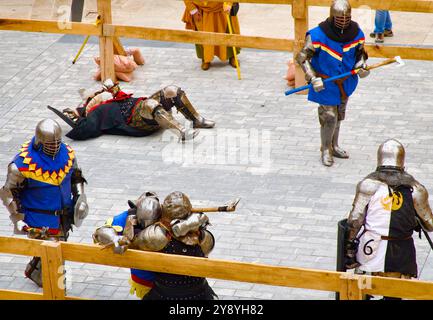 Rievocazione di cavalieri medievali in armatura che combattevano con costumi e armi tradizionali durante la Castiglia di El Cid Semana Cidiana Burgos e León Spagna Foto Stock