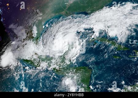 Il rafforzamento dell'uragano Milton nel Golfo del Messico lunedì mattina, 7 ottobre 2024, mentre si dirige verso la costa del Golfo della Florida. (USA) Foto Stock