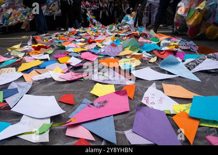 Melbourne, Australia. 6 ottobre 2024. Aquiloni di carta che rappresentano i bambini in Palestina che hanno perso la vita durante l'anniversario. Le persone si riuniscono a Melbourne per il primo anniversario del conflitto tra Palestina e Israele. Credito: SOPA Images Limited/Alamy Live News Foto Stock