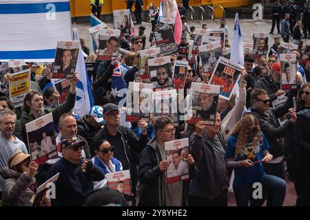 Melbourne, Australia. 6 ottobre 2024. Folle di persone tengono ritratti degli ostaggi durante l'anniversario. Le persone si riuniscono a Melbourne per il primo anniversario del conflitto tra Palestina e Israele. Credito: SOPA Images Limited/Alamy Live News Foto Stock