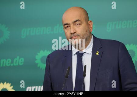 Deutschland, Berlin, Pressekonferenz mit Omid Nouripour, Bundesvorsitzender von BÜNDNIS 90/DIE Grünen am 07. Oktober 2024 *** Germania, Berlino, conferenza stampa con Omid Nouripour, Presidente federale dell'Alleanza 90 i Verdi il 7 ottobre 2024 Foto Stock