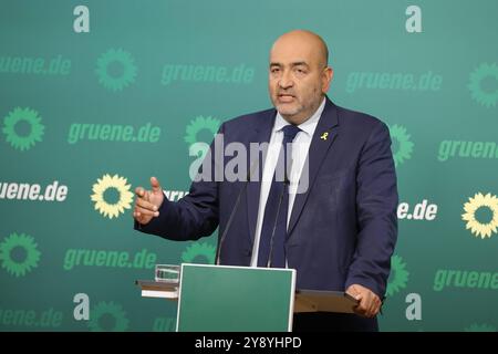 Deutschland, Berlin, Pressekonferenz mit Omid Nouripour, Bundesvorsitzender von BÜNDNIS 90/DIE Grünen am 07. Oktober 2024 *** Germania, Berlino, conferenza stampa con Omid Nouripour, Presidente federale dell'Alleanza 90 i Verdi il 7 ottobre 2024 Foto Stock