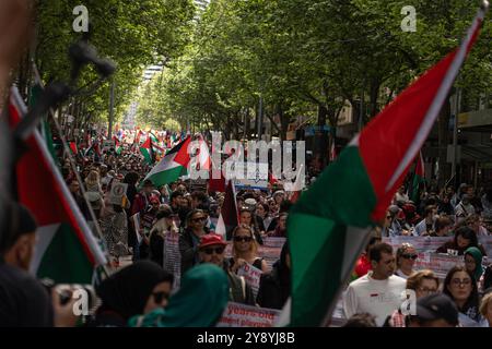 Melbourne, Australia. 6 ottobre 2024. I partecipanti si riuniscono con delle bandiere durante l'anniversario. Le persone si riuniscono a Melbourne per il primo anniversario del conflitto tra Palestina e Israele. (Foto di Gemma Hubeek/SOPA Images/Sipa USA) credito: SIPA USA/Alamy Live News Foto Stock