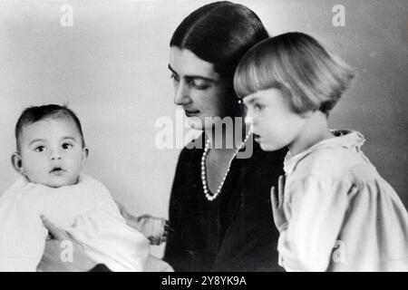 Anni '20 Archivio storico Olycom/LaPresse Iolanda Margherita di Savoia (Roma, 1° giugno 1901 - Roma, 16 ottobre 1986) è stata una principessa italiana. Fu contessa consorte di Bergolo dal 1924 al 1977, come moglie di Giorgio Carlo. Nella foto: Principessa Iolanda Margherita di Savoia con figlie nella foto: Principessa Iolanda Margherita di Savoia con figlie ￼ crediti: LaPresse/Alamy Live News Foto Stock